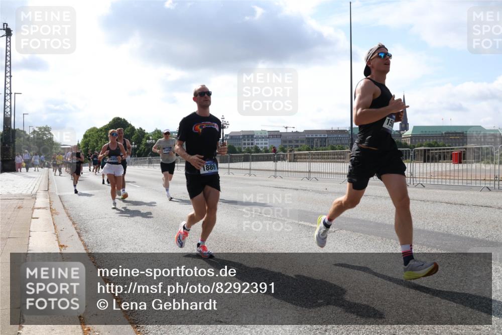 29.06.2025 - hella hamburg halbmarathon Lena Gebhardt http://msf.ph/oto/8292391 29.06.2025 09:46:31 Lombardsbrücke 5, 1344, 1889, 2243, 2525, 3809, 3843, 3955, 4477, 4812, 4944, 5042, 5048, 5152, 6169, 6495, 6683, 7055, 7534, 7628, 7845, 7901, 8312, 8784, 8864, 8956, 9345, 10298, 10453, 10865, 10927, 10929, 11199, 11230, 11282, 11304, 11661, 11833, 12447, 12899, 12987, 13252, 13617, 13961, 14276, 14293, 14310, 15115, 15391, 15689, 15902, 16065, 16140, 16243, 16507, 16580, 16811, 16931, 16957, 17213, 17768 meine-sportfotos.de