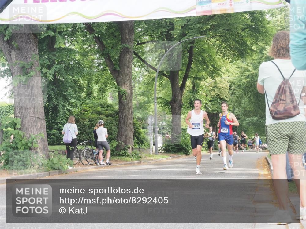 29.06.2025 - hella hamburg halbmarathon KatJ http://msf.ph/oto/8292405 29.06.2025 10:13:11 Zwischen KM18-KM19 4128, 4571 meine-sportfotos.de