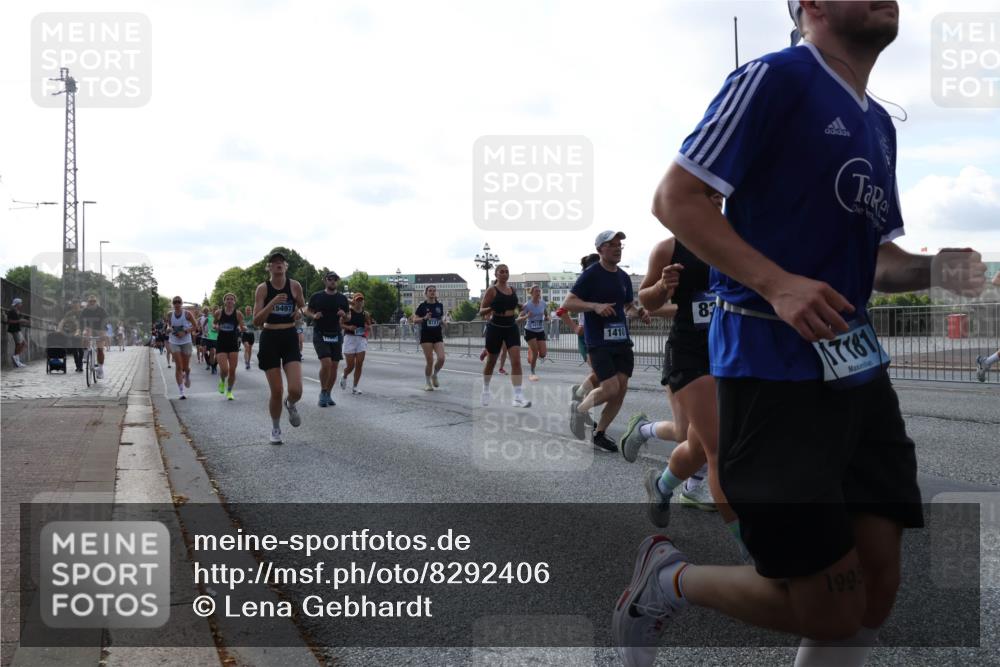 29.06.2025 - hella hamburg halbmarathon Lena Gebhardt http://msf.ph/oto/8292406 29.06.2025 09:58:53 Lombardsbrücke 18467, 15497, 1410, 87, 7761, 199, 1285, 1410, 1485, 1715, 1719, 1727, 1946, 1951, 1972, 2029, 2518, 2656, 2741, 2840, 2883, 2907, 2911, 3037, 3041, 3097, 3334, 3715, 3819, 3859, 3952, 4120, 4152, 4167, 5077, 5084, 5259, 5378, 5391, 5894, 6294, 6399, 6433, 6592, 6629, 6657, 6759, 6877, 7033, 7082, 7232, 7369, 7716, 7732, 7864, 8068, 8322, 8393, 8639, 8721, 8772, 8798, 9655, 9727, 9770, 9884, 10488 meine-sportfotos.de