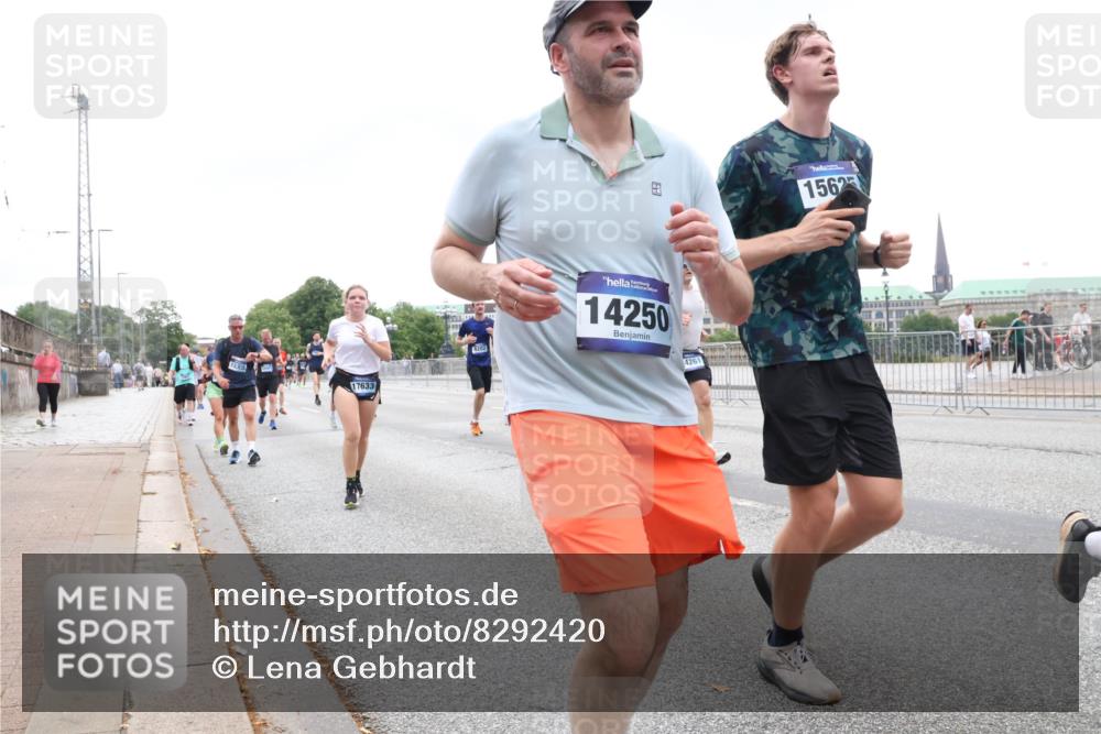 29.06.2025 - hella hamburg halbmarathon Lena Gebhardt http://msf.ph/oto/8292420 29.06.2025 10:46:43 Lombardsbrücke 1073, 1286, 1363, 1371, 1375, 1429, 1465, 1608, 1720, 1837, 1999, 2162, 2211, 2320, 2500, 2556, 2665, 2697, 2981, 3277, 3406, 3407, 3469, 3734, 3823, 4119, 4202, 4296, 4342, 4355, 4448, 4604, 5111, 5114, 5697, 5700, 5796, 5854, 5953, 6068, 6124, 6161, 6740, 7303, 7364, 7368, 7374, 7412, 7767, 7827, 7960, 8047, 8477, 8486, 8551, 8553, 8684, 8700, 9129, 9337, 9691, 10153, 10230, 11361, 12298, 12333, 12507, 12522, 13969, 14261, 15852, 16882, 16987 meine-sportfotos.de