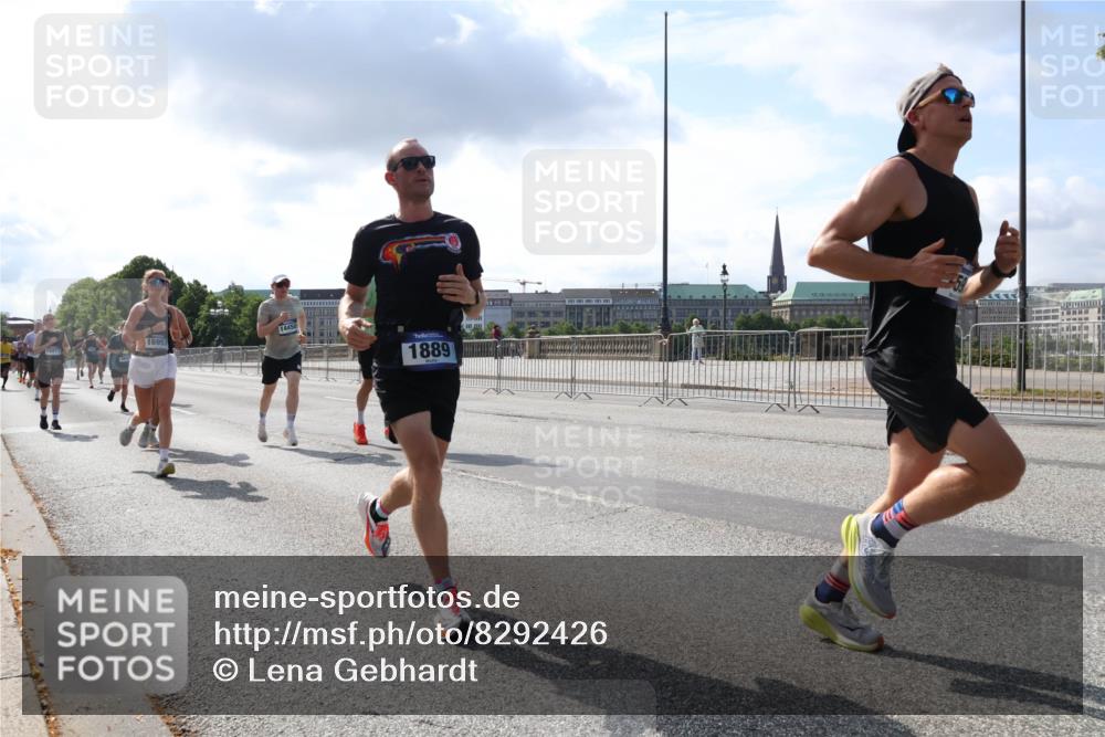 29.06.2025 - hella hamburg halbmarathon Lena Gebhardt http://msf.ph/oto/8292426 29.06.2025 09:46:31 Lombardsbrücke 16957, 14450, 1889, 1344, 1889, 2243, 2525, 3809, 3843, 3955, 4477, 4812, 4944, 5042, 5048, 5152, 6169, 6495, 6683, 7055, 7534, 7628, 7845, 7901, 8312, 8784, 8864, 8956, 9345, 10298, 10453, 10865, 10927, 10929, 11199, 11230, 11282, 11304, 11661, 11833, 12447, 12899, 12987, 13252, 13617, 13961, 14276, 14293, 14310, 15115, 15391, 15689, 15902, 16065, 16140, 16243, 16507, 16580, 16811, 16931, 16957, 17213, 17768 meine-sportfotos.de