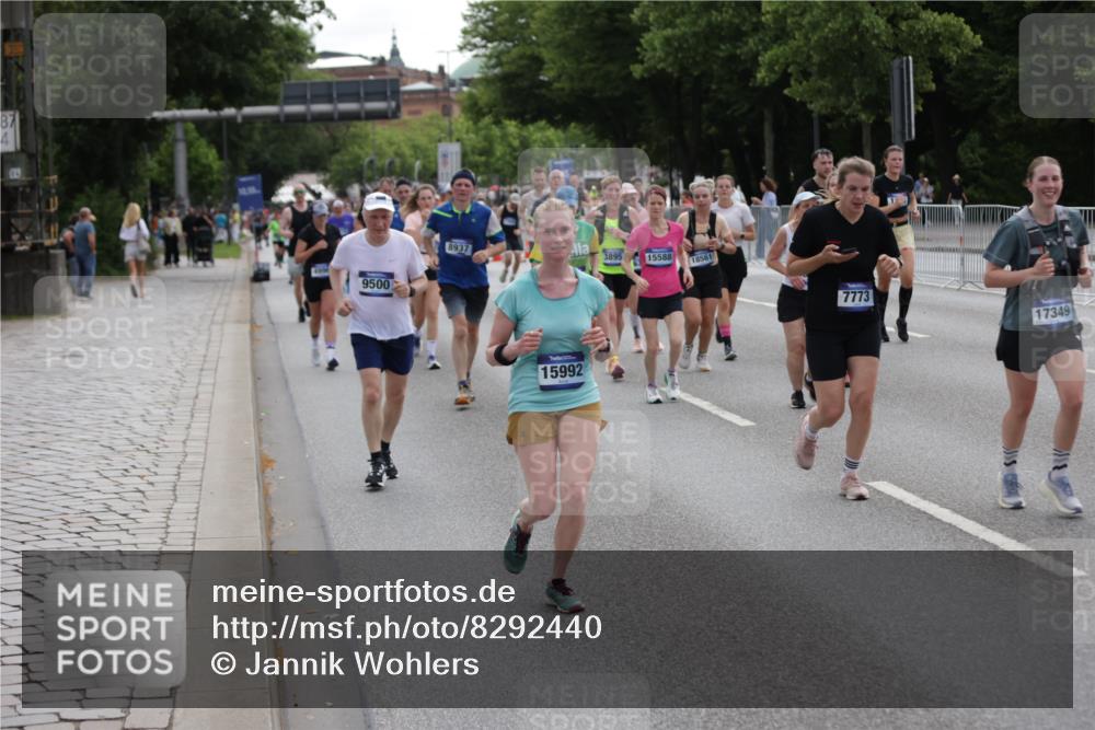29.06.2025 - hella hamburg halbmarathon Jannik Wohlers http://msf.ph/oto/8292440 29.06.2025 10:36:24 Lombardsbrücke 1118, 1253, 1948, 1952, 1954, 2552, 2588, 3165, 3873, 3895, 4084, 4618, 4762, 4996, 5789, 6156, 6359, 7773, 8499, 8936, 8937, 9295, 9500, 9694, 9701, 10123, 10487, 10862, 11672, 11831, 11912, 12218, 12302, 12605, 12770, 12775, 13092, 13106, 13165, 13265, 13266, 13657, 13704, 13902, 13903, 14695, 15077, 15588, 15805, 15972, 15992, 16228, 16309, 16885, 16977, 17018, 17115, 17156, 17349, 17504, 18152, 18174, 18482, 18488 meine-sportfotos.de
