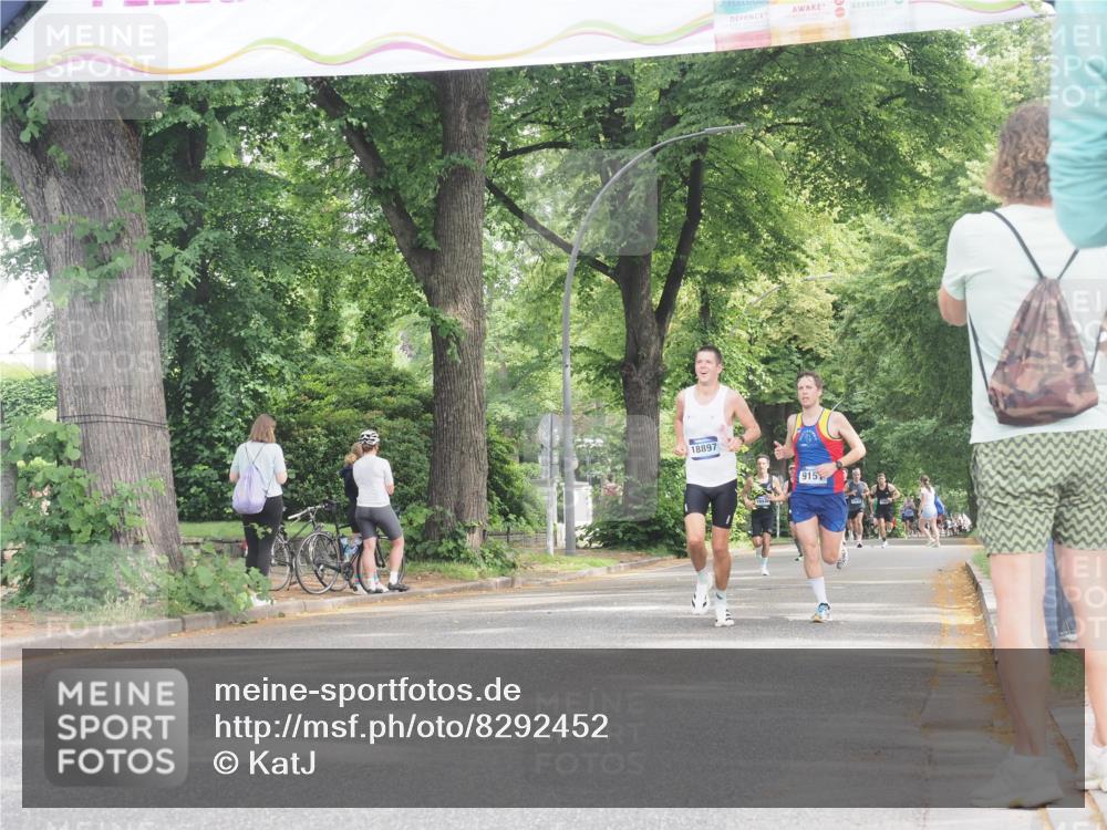 29.06.2025 - hella hamburg halbmarathon KatJ http://msf.ph/oto/8292452 29.06.2025 10:13:11 Zwischen KM18-KM19 4128, 4571 meine-sportfotos.de