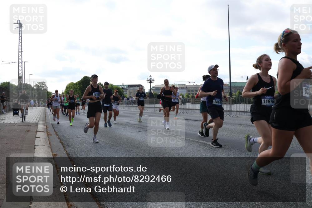 29.06.2025 - hella hamburg halbmarathon Lena Gebhardt http://msf.ph/oto/8292466 29.06.2025 09:58:53 Lombardsbrücke 15497, 8721, 121, 1410, 11976, 832, 1285, 1410, 1485, 1715, 1719, 1727, 1946, 1951, 1972, 2029, 2518, 2656, 2741, 2840, 2883, 2907, 2911, 3037, 3041, 3097, 3334, 3715, 3819, 3859, 3952, 4120, 4152, 4167, 5077, 5084, 5259, 5378, 5391, 5894, 6294, 6399, 6433, 6592, 6629, 6657, 6759, 6877, 7033, 7082, 7232, 7369, 7716, 7732, 7864, 8068, 8322, 8393, 8639, 8721, 8772, 8798, 9655, 9727, 9770, 9884, 10488 meine-sportfotos.de
