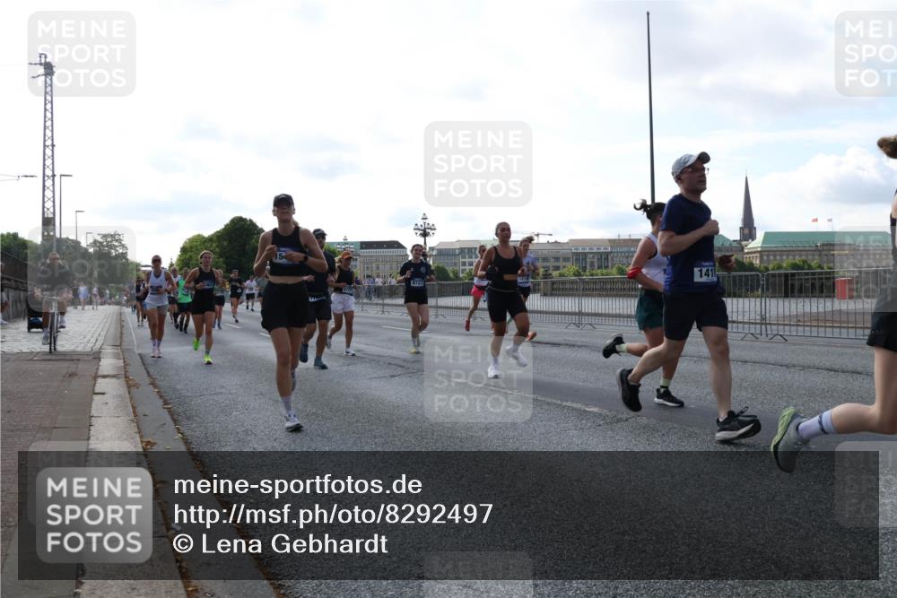 29.06.2025 - hella hamburg halbmarathon Lena Gebhardt http://msf.ph/oto/8292497 29.06.2025 09:58:53 Lombardsbrücke 9727, 1714, 141, 1285, 1410, 1485, 1715, 1719, 1727, 1946, 1951, 1972, 2029, 2518, 2656, 2741, 2840, 2883, 2907, 2911, 3037, 3041, 3097, 3334, 3715, 3819, 3859, 3952, 4120, 4152, 4167, 5077, 5084, 5259, 5378, 5391, 5894, 6294, 6399, 6433, 6592, 6629, 6657, 6759, 6877, 7033, 7082, 7232, 7369, 7716, 7732, 7864, 8068, 8322, 8393, 8639, 8721, 8772, 8798, 9655, 9727, 9770, 9884, 10488 meine-sportfotos.de