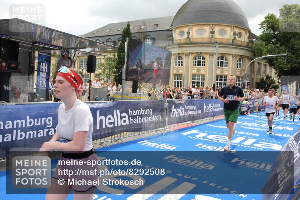 29.06.2025 - hella hamburg halbmarathon Michael Strokosch http://msf.ph/oto/8292508 29.06.2025 10:56:22 Ziel 1193, 4029, 5465, 5672, 7547, 9903, 10789, 11231, 11309, 12348, 15300, 16375, 17468, 18117, 18495, 18652, 18741, 19152 meine-sportfotos.de