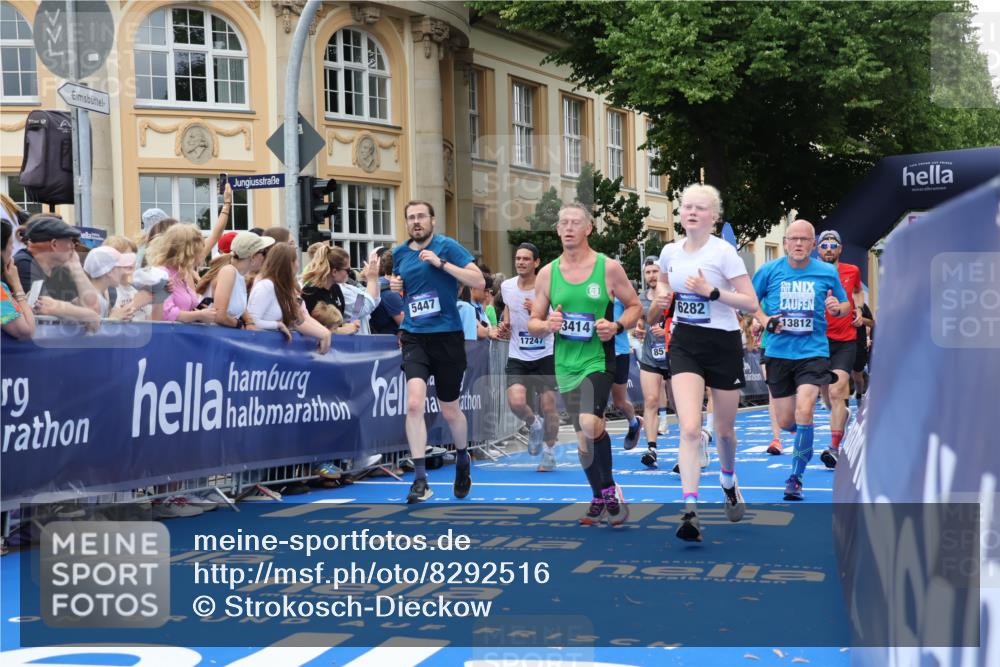 29.06.2025 - hella hamburg halbmarathon Strokosch-Dieckow http://msf.ph/oto/8292516 29.06.2025 10:50:33 Ziel 1399, 1750, 3414, 4127, 4346, 5447, 6282, 6662, 6712, 7397, 7583, 7786, 8153, 8576, 9057, 11214, 11455, 12624, 13808, 13812, 13875, 14626, 15519, 15803, 16291, 16806, 17179, 17247, 17319, 18006, 18413, 18820 meine-sportfotos.de