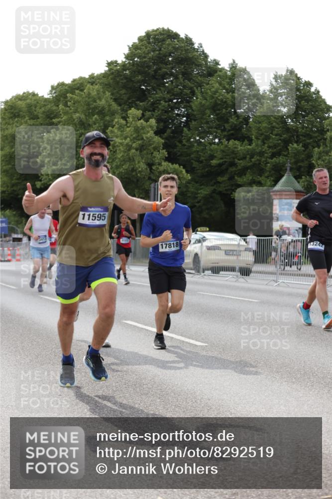 29.06.2025 - hella hamburg halbmarathon Jannik Wohlers http://msf.ph/oto/8292519 29.06.2025 10:04:33 Lombardsbrücke 1126, 1316, 1559, 2424, 2463, 2628, 2698, 3071, 3413, 4394, 4538, 4951, 6907, 6908, 7302, 8049, 8089, 9019, 11088, 11551, 11595, 12125, 13242, 13327, 16134, 16357, 16579, 17112, 17814, 17818, 18189, 18556 meine-sportfotos.de