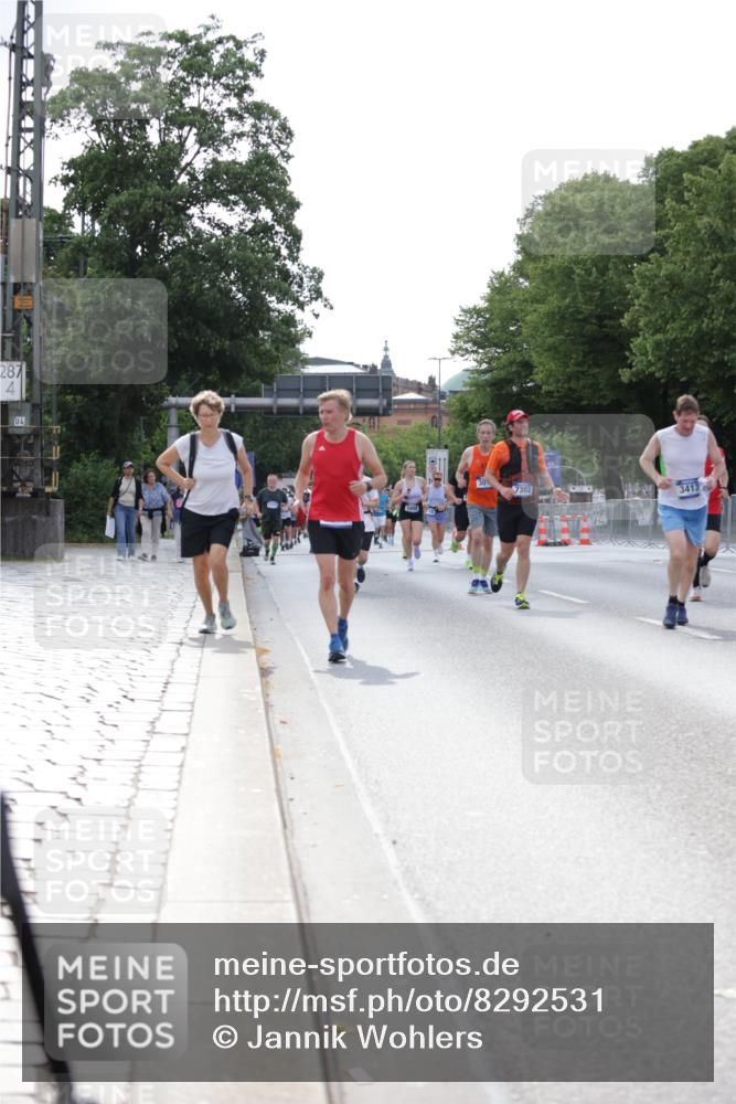 29.06.2025 - hella hamburg halbmarathon Jannik Wohlers http://msf.ph/oto/8292531 29.06.2025 10:04:34 Lombardsbrücke 1126, 1559, 2424, 2628, 2698, 3071, 3413, 4394, 4538, 4951, 6907, 6908, 7302, 8049, 8089, 9019, 11088, 11551, 11595, 12125, 13242, 13327, 16134, 16357, 16579, 17112, 17814, 17818, 18189, 18556 meine-sportfotos.de