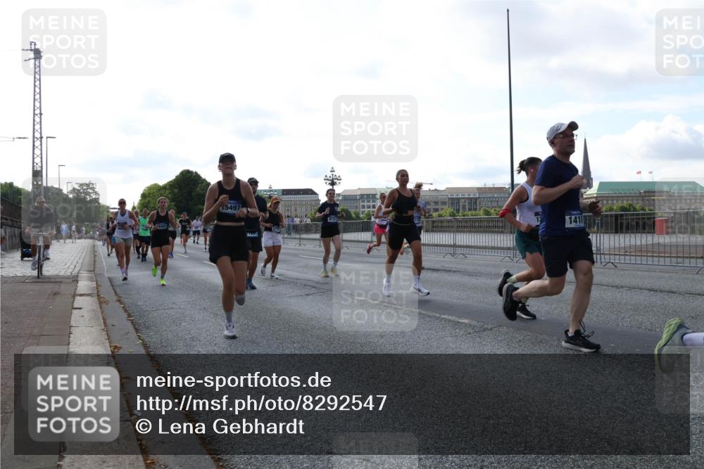 29.06.2025 - hella hamburg halbmarathon Lena Gebhardt http://msf.ph/oto/8292547 29.06.2025 09:58:53 Lombardsbrücke 8467, 15497, 1410, 1285, 1410, 1485, 1715, 1719, 1727, 1946, 1951, 1972, 2029, 2518, 2656, 2741, 2840, 2883, 2907, 2911, 3037, 3041, 3097, 3334, 3715, 3819, 3859, 3952, 4120, 4152, 4167, 5077, 5084, 5259, 5378, 5391, 5894, 6294, 6399, 6433, 6592, 6629, 6657, 6759, 6877, 7033, 7082, 7232, 7369, 7716, 7732, 7864, 8068, 8322, 8393, 8639, 8721, 8772, 8798, 9655, 9727, 9770, 9884, 10488 meine-sportfotos.de