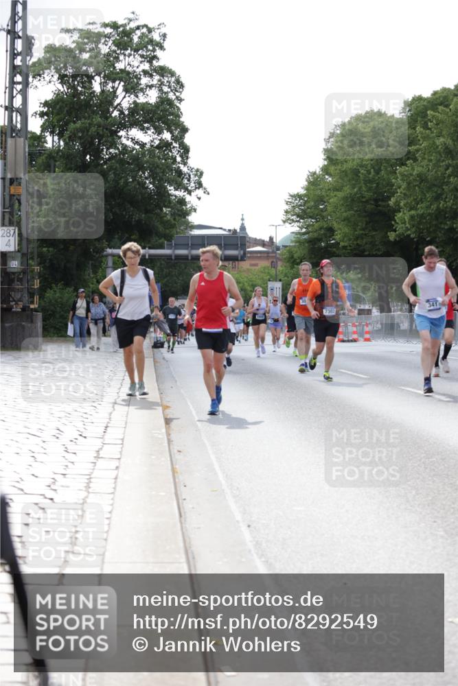 29.06.2025 - hella hamburg halbmarathon Jannik Wohlers http://msf.ph/oto/8292549 29.06.2025 10:04:34 Lombardsbrücke 1126, 1559, 2424, 2628, 2698, 3071, 3413, 4394, 4538, 4951, 6907, 6908, 7302, 8049, 8089, 9019, 11088, 11551, 11595, 12125, 13242, 13327, 16134, 16357, 16579, 17112, 17814, 17818, 18189, 18556 meine-sportfotos.de