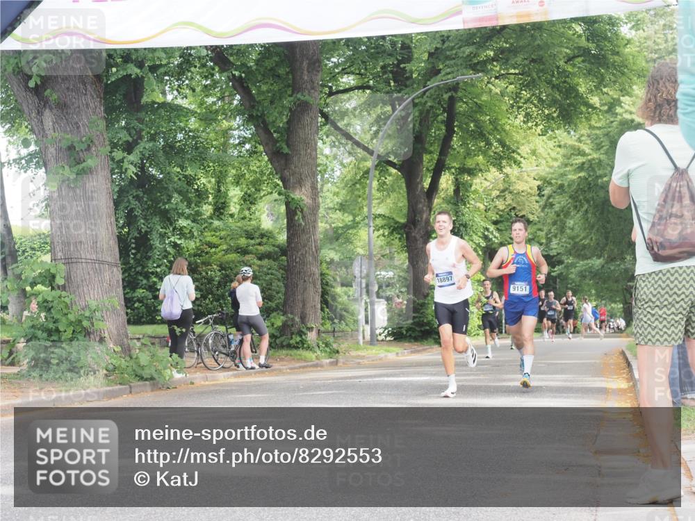 29.06.2025 - hella hamburg halbmarathon KatJ http://msf.ph/oto/8292553 29.06.2025 10:13:11 Zwischen KM18-KM19 4128, 4571 meine-sportfotos.de