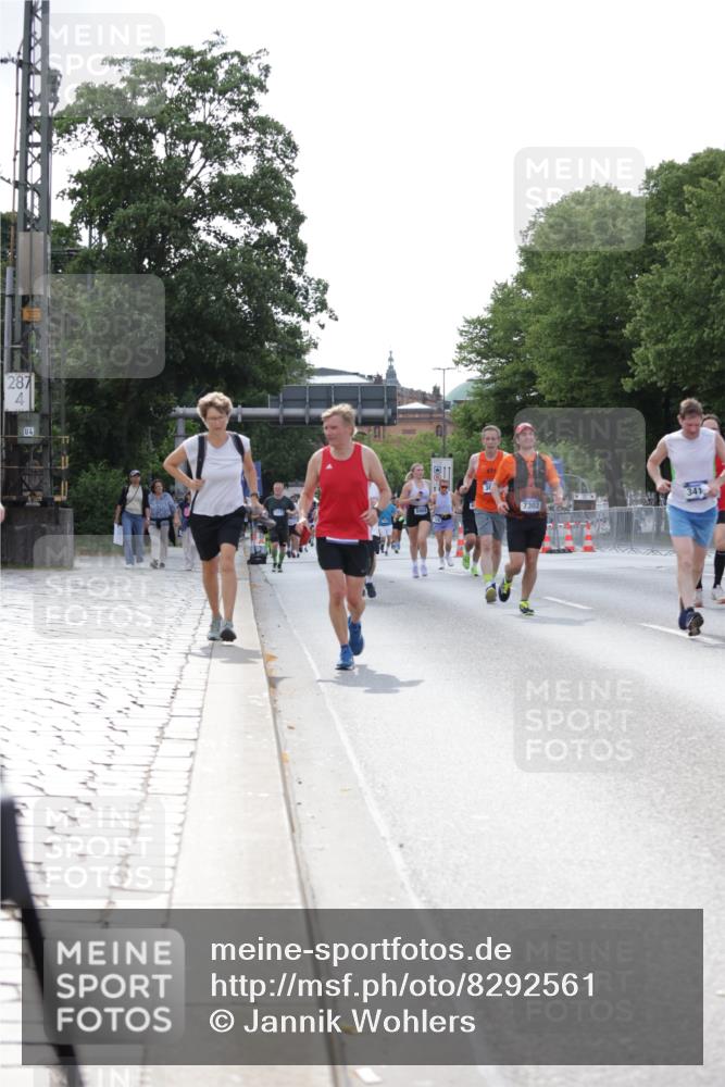 29.06.2025 - hella hamburg halbmarathon Jannik Wohlers http://msf.ph/oto/8292561 29.06.2025 10:04:34 Lombardsbrücke 1126, 1559, 2424, 2628, 2698, 3071, 3413, 4394, 4538, 4951, 6907, 6908, 7302, 8049, 8089, 9019, 11088, 11551, 11595, 12125, 13242, 13327, 16134, 16357, 16579, 17112, 17814, 17818, 18189, 18556 meine-sportfotos.de