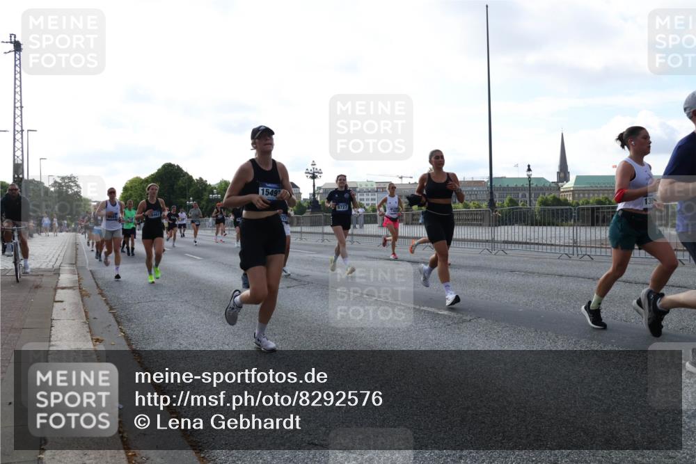 29.06.2025 - hella hamburg halbmarathon Lena Gebhardt http://msf.ph/oto/8292576 29.06.2025 09:58:54 Lombardsbrücke 18467, 15497, 721, 9727, 139, 1285, 1410, 1485, 1506, 1715, 1719, 1727, 1946, 1951, 1972, 2029, 2518, 2741, 2840, 2883, 2907, 2911, 3037, 3041, 3097, 3334, 3715, 3819, 3859, 3952, 4120, 4152, 4167, 5077, 5084, 5259, 5378, 5391, 5420, 5894, 6294, 6390, 6399, 6433, 6592, 6629, 6657, 6759, 6877, 7033, 7082, 7232, 7369, 7716, 7732, 7864, 8068, 8322, 8393, 8639, 8721, 8772, 8798, 9655, 9727, 9770, 9884, 10488 meine-sportfotos.de