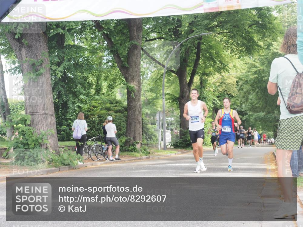 29.06.2025 - hella hamburg halbmarathon KatJ http://msf.ph/oto/8292607 29.06.2025 10:13:11 Zwischen KM18-KM19 4128, 4571 meine-sportfotos.de