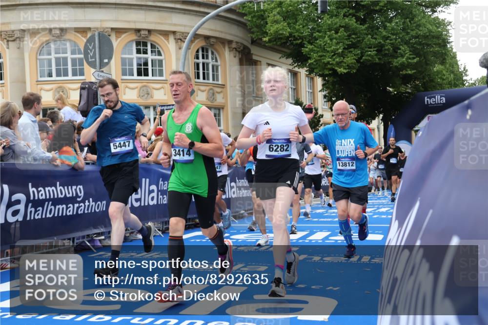 29.06.2025 - hella hamburg halbmarathon Strokosch-Dieckow http://msf.ph/oto/8292635 29.06.2025 10:50:34 Ziel 1399, 1750, 3414, 4127, 4346, 5447, 6282, 6662, 6712, 7134, 7397, 7583, 7786, 7952, 8153, 8576, 9057, 11214, 11356, 11455, 13701, 13808, 13812, 13875, 14626, 15519, 15803, 16291, 16806, 17179, 17247, 17319, 18006, 18413, 18820 meine-sportfotos.de