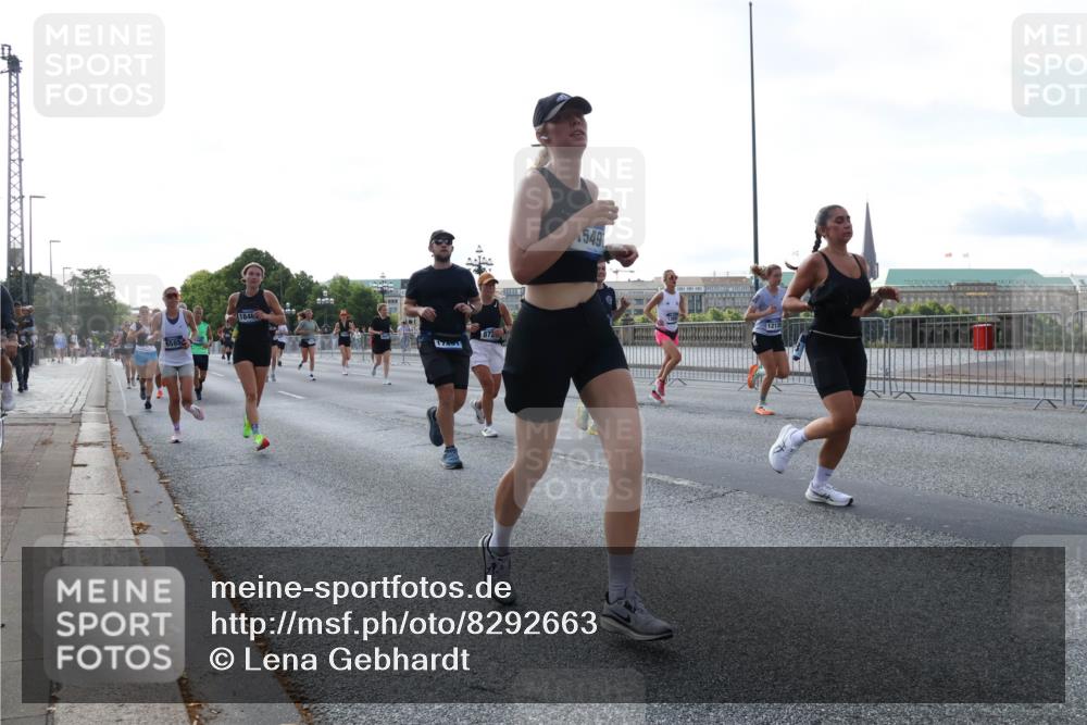 29.06.2025 - hella hamburg halbmarathon Lena Gebhardt http://msf.ph/oto/8292663 29.06.2025 09:58:54 Lombardsbrücke 1846, 17401, 872, 549, 12135, 1285, 1410, 1485, 1506, 1715, 1719, 1727, 1946, 1951, 1972, 2029, 2518, 2741, 2840, 2883, 2907, 2911, 3037, 3041, 3097, 3334, 3715, 3819, 3859, 3952, 4120, 4152, 4167, 5077, 5084, 5259, 5378, 5391, 5420, 5894, 6294, 6390, 6399, 6433, 6592, 6629, 6657, 6759, 6877, 7033, 7082, 7232, 7369, 7716, 7732, 7864, 8068, 8322, 8393, 8639, 8721, 8772, 8798, 9655, 9727, 9770, 9884, 10488 meine-sportfotos.de