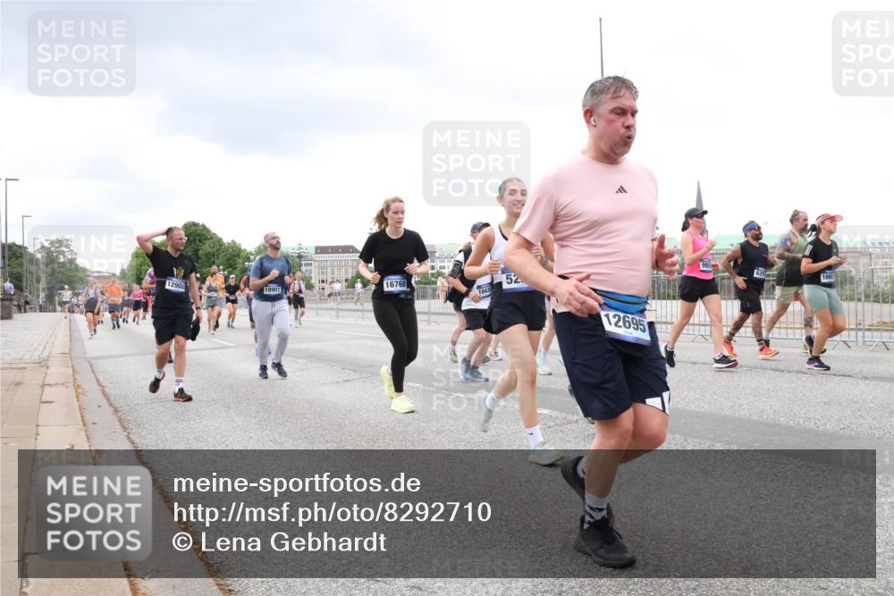 29.06.2025 - hella hamburg halbmarathon Lena Gebhardt http://msf.ph/oto/8292710 29.06.2025 10:55:55 Lombardsbrücke 52, 16768, 12902, 1043, 18907, 12695, 99, 625, 16651, 1616, 1738, 1873, 1909, 1917, 2095, 2793, 3101, 3244, 3268, 4265, 4354, 4470, 4473, 4836, 4896, 5220, 5222, 5306, 5487, 5575, 5580, 5994, 6055, 6056, 6113, 6257, 6494, 6594, 6968, 7516, 7548, 7616, 7969, 8005, 8110, 8305, 8527, 8532, 8533, 8626, 8648, 9435, 9548, 9606, 9614, 9618, 9838, 9857, 9858, 9861, 9865, 9956, 10094, 10436, 10438, 10449, 10559, 10593, 10640, 10987, 11903, 11962, 11963, 12695, 12902 meine-sportfotos.de