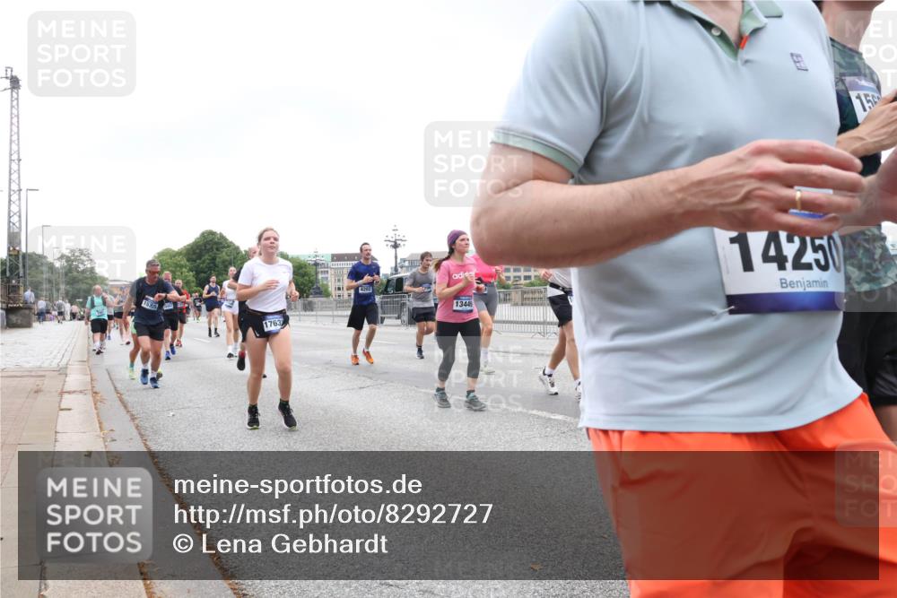 29.06.2025 - hella hamburg halbmarathon Lena Gebhardt http://msf.ph/oto/8292727 29.06.2025 10:46:44 Lombardsbrücke 1073, 1286, 1363, 1371, 1375, 1429, 1465, 1608, 1720, 1837, 1999, 2162, 2211, 2320, 2327, 2500, 2556, 2665, 2697, 2981, 3277, 3406, 3407, 3469, 3734, 3823, 4119, 4202, 4296, 4342, 4355, 4448, 4604, 5111, 5114, 5700, 5796, 5854, 5953, 6068, 6124, 6161, 6496, 6740, 7303, 7364, 7368, 7374, 7412, 7767, 7827, 7960, 8047, 8477, 8486, 8551, 8553, 8684, 8700, 9337, 9691, 10153, 10230, 12298, 12333, 12522, 13969, 14261, 15852, 16882, 16987 meine-sportfotos.de