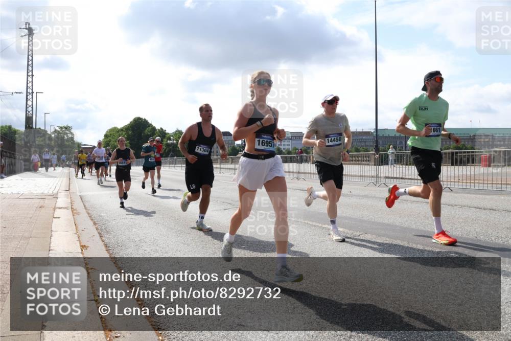 29.06.2025 - hella hamburg halbmarathon Lena Gebhardt http://msf.ph/oto/8292732 29.06.2025 09:46:32 Lombardsbrücke 11304, 16957, 14450, 1661, 1344, 1889, 2243, 2525, 3809, 3843, 3955, 4477, 4944, 5042, 5048, 5152, 6169, 6495, 6683, 7055, 7534, 7628, 7845, 7901, 8312, 8784, 8864, 8956, 9345, 10298, 10453, 10865, 10927, 10929, 11199, 11230, 11282, 11304, 11661, 11833, 12447, 12899, 12987, 13252, 13493, 13494, 13617, 13961, 14276, 14293, 14310, 15115, 15391, 15689, 15902, 16065, 16140, 16243, 16507, 16580, 16811, 16931, 16957, 17213, 17768 meine-sportfotos.de