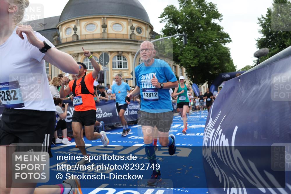 29.06.2025 - hella hamburg halbmarathon Strokosch-Dieckow http://msf.ph/oto/8292749 29.06.2025 10:50:35 Ziel 1399, 1750, 2788, 3414, 4346, 5447, 6282, 6662, 6712, 7134, 7397, 7583, 7786, 7952, 8153, 8576, 9057, 11214, 11356, 13701, 13808, 13812, 13875, 14626, 15519, 15803, 16291, 16806, 17179, 17247, 17319, 18006, 18413, 18820 meine-sportfotos.de