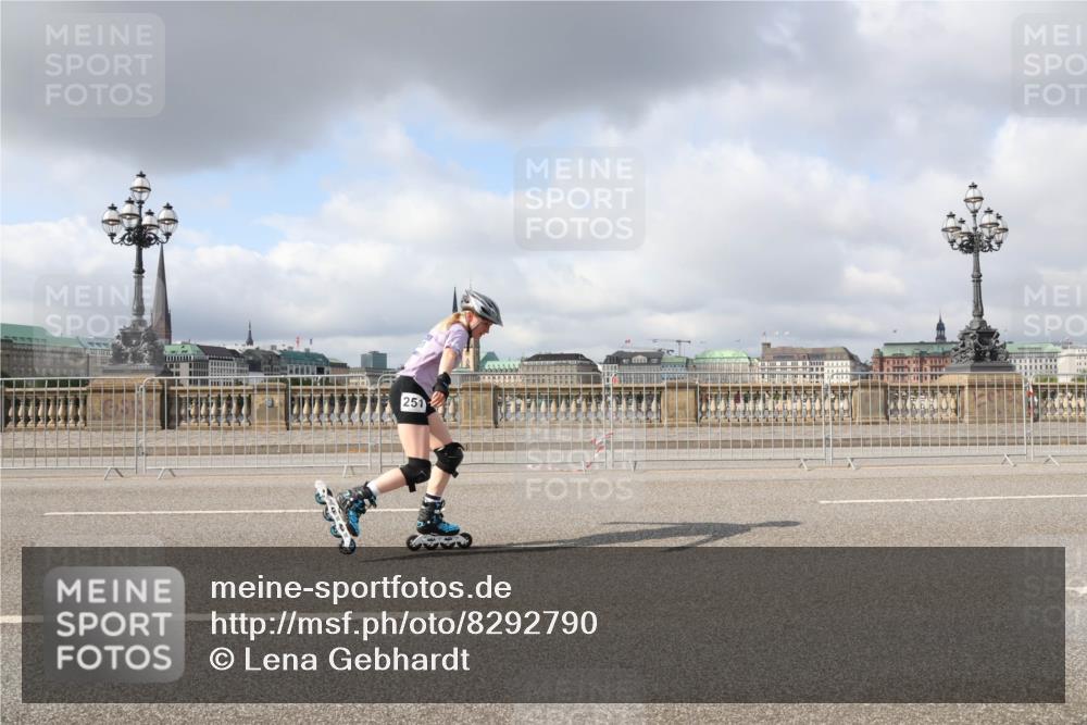 29.06.2025 - hella hamburg halbmarathon Lena Gebhardt http://msf.ph/oto/8292790 29.06.2025 09:05:50 Lombardsbrücke  meine-sportfotos.de