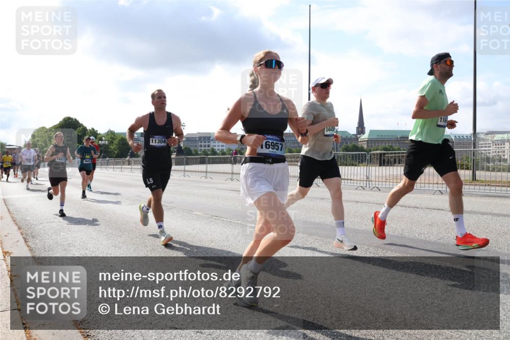 29.06.2025 - hella hamburg halbmarathon Lena Gebhardt http://msf.ph/oto/8292792 29.06.2025 09:46:32 Lombardsbrücke 16811, 4944, 11304, 16957, 1445, 116, 1344, 1889, 2243, 2525, 3809, 3843, 3955, 4477, 4944, 5042, 5048, 5152, 6169, 6495, 6683, 7055, 7534, 7628, 7845, 7901, 8312, 8784, 8864, 8956, 9345, 10298, 10453, 10865, 10927, 10929, 11199, 11230, 11282, 11304, 11661, 11833, 12447, 12899, 12987, 13252, 13493, 13494, 13617, 13961, 14276, 14293, 14310, 15115, 15391, 15689, 15902, 16065, 16140, 16243, 16507, 16580, 16811, 16931, 16957, 17213, 17768 meine-sportfotos.de