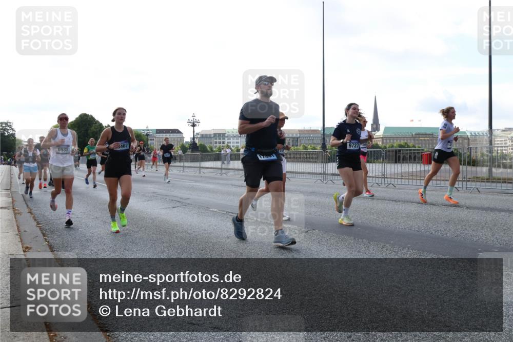 29.06.2025 - hella hamburg halbmarathon Lena Gebhardt http://msf.ph/oto/8292824 29.06.2025 09:58:55 Lombardsbrücke 6585, 3467, 9727, 3, 1285, 1410, 1485, 1506, 1715, 1719, 1727, 1946, 1951, 1972, 2029, 2518, 2741, 2840, 2883, 2907, 2911, 3037, 3097, 3334, 3715, 3819, 3952, 4120, 4152, 4167, 5077, 5084, 5259, 5378, 5391, 5420, 5894, 6294, 6390, 6399, 6433, 6592, 6629, 6657, 6759, 6877, 7033, 7082, 7232, 7369, 7716, 7732, 7864, 8068, 8322, 8393, 8639, 8721, 8772, 8798, 9655, 9727, 9770, 9884, 10488 meine-sportfotos.de
