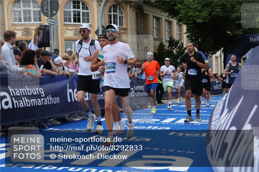 29.06.2025 - hella hamburg halbmarathon Strokosch-Dieckow http://msf.ph/oto/8292833 29.06.2025 10:50:37 Ziel 1399, 1750, 2234, 2788, 3414, 4346, 5447, 6282, 6662, 6712, 7134, 7397, 7583, 7786, 7952, 8576, 9057, 11214, 11356, 13701, 13808, 13812, 13875, 15519, 15803, 16291, 16806, 17179, 17247, 17908, 18006, 18229, 18413, 18820 meine-sportfotos.de