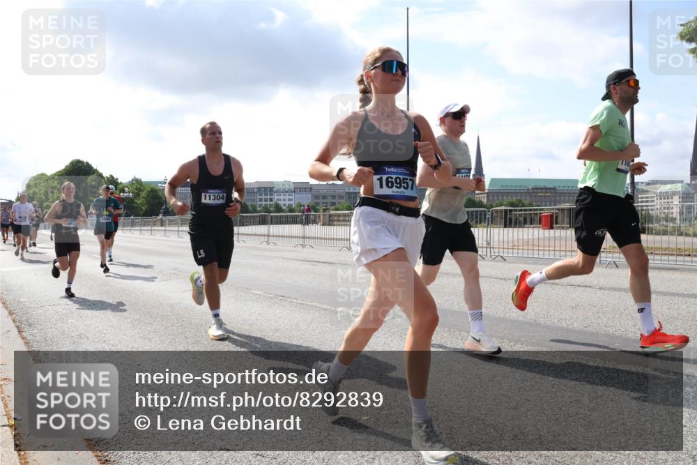 29.06.2025 - hella hamburg halbmarathon Lena Gebhardt http://msf.ph/oto/8292839 29.06.2025 09:46:33 Lombardsbrücke 7626, 6811, 4944, 11304, 16957, 1344, 1889, 2243, 2525, 3809, 3843, 3955, 4477, 4944, 5042, 5048, 5152, 6169, 6683, 7055, 7466, 7534, 7628, 7845, 7901, 8312, 8784, 8864, 8956, 9345, 10298, 10453, 10477, 10865, 10927, 10929, 11230, 11282, 11304, 11661, 11833, 12447, 12899, 12987, 13199, 13252, 13493, 13494, 13617, 13961, 14276, 14293, 14310, 15115, 15391, 15689, 15902, 16065, 16140, 16243, 16507, 16580, 16811, 16931, 16957, 17213, 17768 meine-sportfotos.de