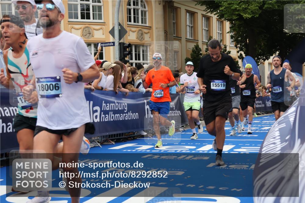 29.06.2025 - hella hamburg halbmarathon Strokosch-Dieckow http://msf.ph/oto/8292852 29.06.2025 10:50:37 Ziel 1399, 1750, 2234, 2788, 3414, 4346, 5447, 6282, 6662, 6712, 7134, 7397, 7583, 7786, 7952, 8576, 9057, 11214, 11356, 13701, 13808, 13812, 13875, 15519, 15803, 16291, 16806, 17179, 17247, 17908, 18006, 18229, 18413, 18820 meine-sportfotos.de