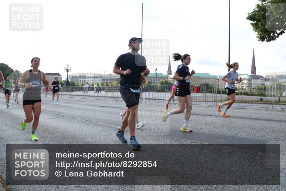 29.06.2025 - hella hamburg halbmarathon Lena Gebhardt http://msf.ph/oto/8292854 29.06.2025 09:58:56 Lombardsbrücke 8467, 1285, 1410, 1485, 1506, 1715, 1719, 1727, 1946, 1951, 1972, 2029, 2518, 2741, 2840, 2883, 2907, 2911, 3037, 3097, 3334, 3715, 3819, 3952, 4120, 4152, 4167, 4839, 5077, 5084, 5259, 5378, 5391, 5420, 5894, 6294, 6390, 6399, 6592, 6629, 6657, 6759, 6877, 7033, 7082, 7232, 7369, 7716, 7732, 7864, 8068, 8322, 8393, 8639, 8721, 8772, 8798, 9655, 9727, 9770, 9884, 10266, 10488 meine-sportfotos.de