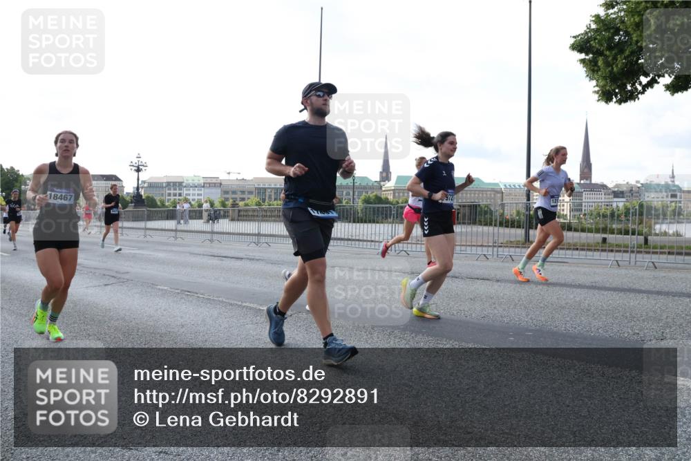 29.06.2025 - hella hamburg halbmarathon Lena Gebhardt http://msf.ph/oto/8292891 29.06.2025 09:58:56 Lombardsbrücke 18467, 972, 1285, 1410, 1485, 1506, 1715, 1719, 1727, 1946, 1951, 1972, 2029, 2518, 2741, 2840, 2883, 2907, 2911, 3037, 3097, 3334, 3715, 3819, 3952, 4120, 4152, 4167, 4839, 5077, 5084, 5259, 5378, 5391, 5420, 5894, 6294, 6390, 6399, 6592, 6629, 6657, 6759, 6877, 7033, 7082, 7232, 7369, 7716, 7732, 7864, 8068, 8322, 8393, 8639, 8721, 8772, 8798, 9655, 9727, 9770, 9884, 10266, 10488 meine-sportfotos.de