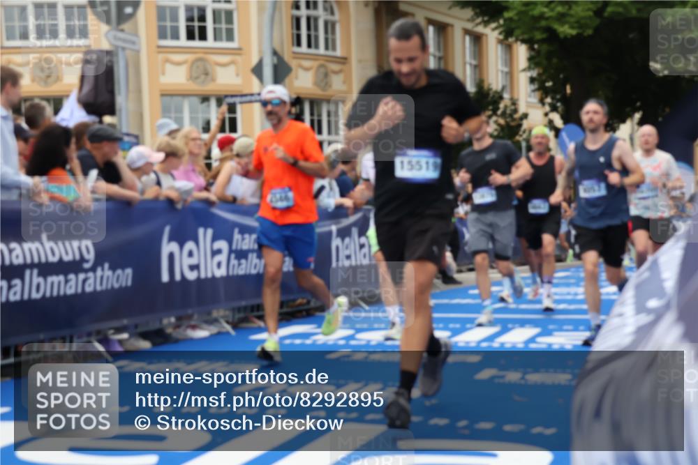 29.06.2025 - hella hamburg halbmarathon Strokosch-Dieckow http://msf.ph/oto/8292895 29.06.2025 10:50:38 Ziel 1399, 1750, 2234, 2788, 4346, 6282, 6662, 6712, 7134, 7397, 7583, 7786, 7952, 8576, 8657, 9057, 11214, 11356, 13701, 13808, 13812, 13875, 15426, 15519, 15720, 15803, 16291, 16806, 17129, 17179, 17247, 17908, 18006, 18229, 18370, 18413, 18820 meine-sportfotos.de