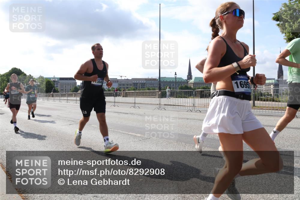 29.06.2025 - hella hamburg halbmarathon Lena Gebhardt http://msf.ph/oto/8292908 29.06.2025 09:46:33 Lombardsbrücke 16811, 4944, 304, 1695, 1344, 1889, 2243, 2525, 3809, 3843, 3955, 4477, 4944, 5042, 5048, 5152, 6169, 6683, 7055, 7466, 7534, 7628, 7845, 7901, 8312, 8784, 8864, 8956, 9345, 10298, 10453, 10477, 10865, 10927, 10929, 11230, 11282, 11304, 11661, 11833, 12447, 12899, 12987, 13199, 13252, 13493, 13494, 13617, 13961, 14276, 14293, 14310, 15115, 15391, 15689, 15902, 16065, 16140, 16243, 16507, 16580, 16811, 16931, 16957, 17213, 17768 meine-sportfotos.de