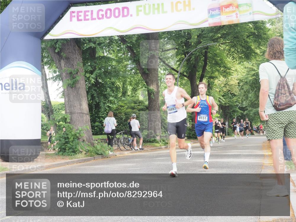 29.06.2025 - hella hamburg halbmarathon KatJ http://msf.ph/oto/8292964 29.06.2025 10:13:12 Zwischen KM18-KM19 4128 meine-sportfotos.de