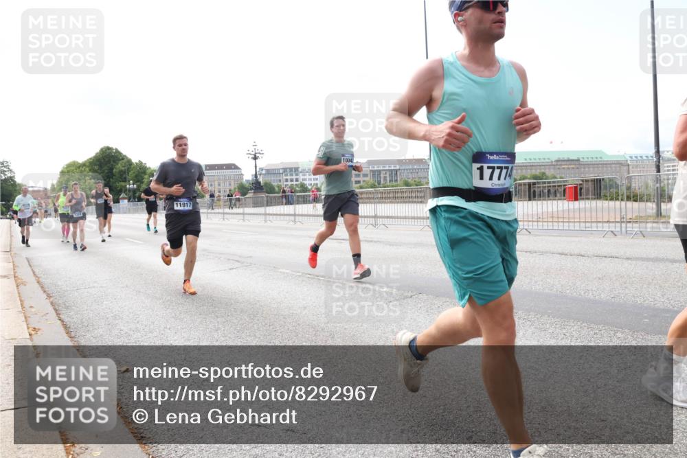 29.06.2025 - hella hamburg halbmarathon Lena Gebhardt http://msf.ph/oto/8292967 29.06.2025 10:11:54 Lombardsbrücke 1062, 1328, 1531, 1790, 1866, 1992, 3363, 4227, 5379, 5605, 7571, 8115, 8807, 8810, 9191, 9428, 9705, 10042, 10409, 10428, 11321, 11507, 11525, 11537, 11581, 11917, 12473, 13171, 13177, 13203, 13542, 13939, 13958, 14008, 14060, 14196, 14384, 15137, 15797, 15945, 16976, 17080, 17638, 17774, 17866, 18261, 18278, 18395, 18429, 18655 meine-sportfotos.de