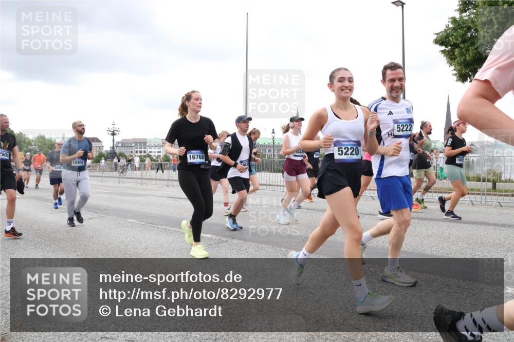 29.06.2025 - hella hamburg halbmarathon Lena Gebhardt http://msf.ph/oto/8292977 29.06.2025 10:55:55 Lombardsbrücke 2902, 4896, 18907, 16768, 043, 10430, 796, 5220, 5222, 16651, 1616, 1738, 1873, 1909, 1917, 2095, 2793, 3101, 3244, 3268, 4265, 4354, 4470, 4473, 4836, 4896, 5220, 5222, 5306, 5487, 5575, 5580, 5994, 6055, 6056, 6113, 6257, 6494, 6594, 6968, 7516, 7548, 7616, 7969, 8005, 8110, 8305, 8527, 8532, 8533, 8626, 8648, 9435, 9548, 9606, 9614, 9618, 9838, 9857, 9858, 9861, 9865, 9956, 10094, 10436, 10438, 10449, 10559, 10593, 10640, 10987, 11903, 11962, 11963, 12695, 12902 meine-sportfotos.de