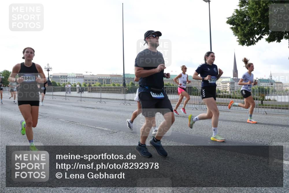 29.06.2025 - hella hamburg halbmarathon Lena Gebhardt http://msf.ph/oto/8292978 29.06.2025 09:58:56 Lombardsbrücke 18467, 6621, 9727, 1285, 1410, 1485, 1506, 1715, 1719, 1727, 1946, 1951, 1972, 2029, 2518, 2741, 2840, 2883, 2907, 2911, 3037, 3097, 3334, 3715, 3819, 3952, 4120, 4152, 4167, 4839, 5077, 5084, 5259, 5378, 5391, 5420, 5894, 6294, 6390, 6399, 6592, 6629, 6657, 6759, 6877, 7033, 7082, 7232, 7369, 7716, 7732, 7864, 8068, 8322, 8393, 8639, 8721, 8772, 8798, 9655, 9727, 9770, 9884, 10266, 10488 meine-sportfotos.de