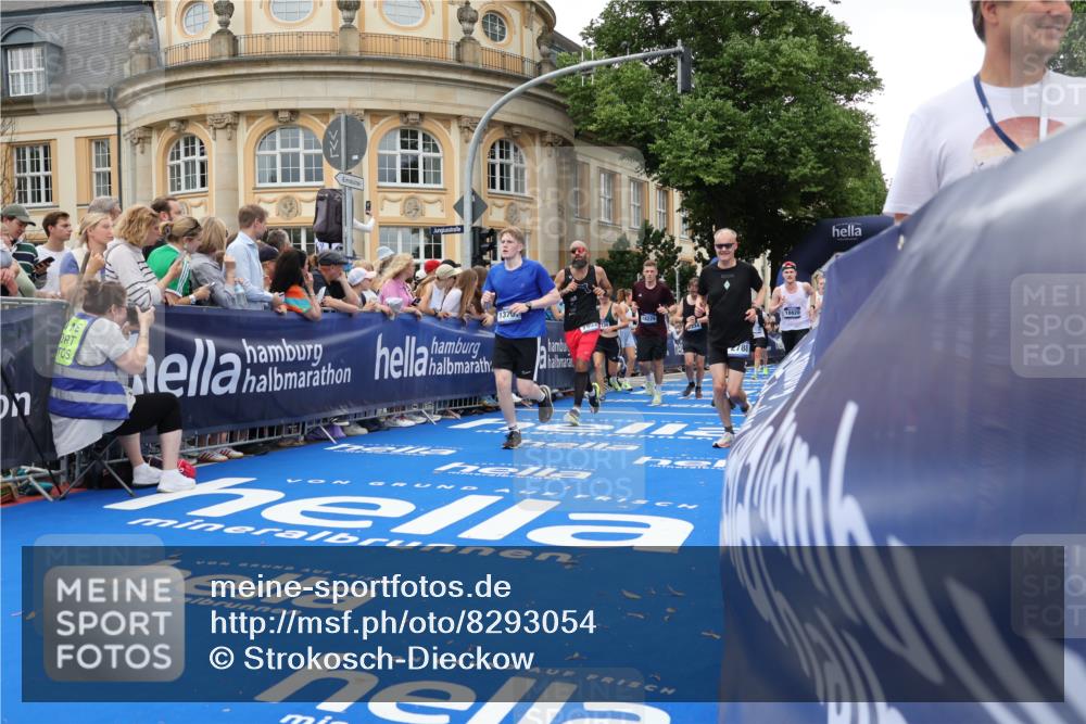 29.06.2025 - hella hamburg halbmarathon Strokosch-Dieckow http://msf.ph/oto/8293054 29.06.2025 10:50:42 Ziel 1399, 2234, 2788, 4346, 5115, 6662, 6712, 7134, 7583, 7786, 7952, 8657, 9057, 10750, 11356, 13701, 13808, 13875, 15426, 15519, 15720, 16291, 17129, 17908, 18182, 18229, 18370, 18413, 18820 meine-sportfotos.de