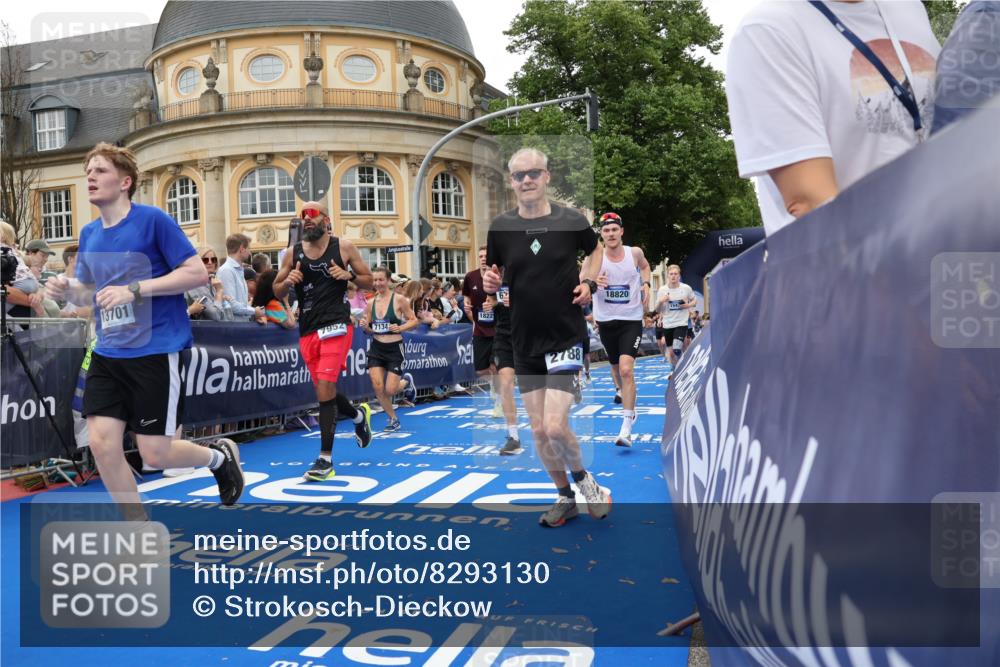 29.06.2025 - hella hamburg halbmarathon Strokosch-Dieckow http://msf.ph/oto/8293130 29.06.2025 10:50:43 Ziel 1399, 2234, 2788, 3947, 4346, 4839, 5018, 5115, 6662, 6712, 7134, 7583, 7786, 7952, 8657, 9057, 10750, 11356, 13701, 13808, 13875, 15426, 15519, 15720, 16291, 17129, 17908, 18182, 18229, 18370, 18413, 18820 meine-sportfotos.de
