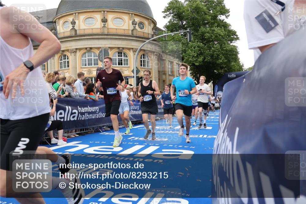 29.06.2025 - hella hamburg halbmarathon Strokosch-Dieckow http://msf.ph/oto/8293215 29.06.2025 10:50:45 Ziel 1466, 2234, 2788, 3947, 4839, 5018, 5115, 6712, 7052, 7134, 7583, 7952, 8205, 8657, 10750, 11356, 13701, 15395, 15426, 15720, 16291, 17129, 17908, 18182, 18229, 18370, 18413, 18820 meine-sportfotos.de