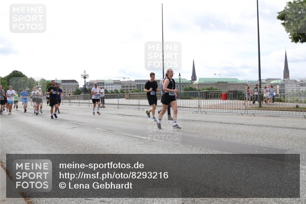 29.06.2025 - hella hamburg halbmarathon Lena Gebhardt http://msf.ph/oto/8293216 29.06.2025 10:21:23 Lombardsbrücke 18809, 1449, 1028, 1072, 1266, 1401, 1658, 2271, 2383, 2635, 2815, 2956, 2986, 3122, 3161, 3453, 3770, 3813, 3817, 3825, 3826, 4082, 4350, 4697, 4786, 5041, 5061, 5122, 5373, 5395, 5412, 5493, 5759, 5767, 5957, 6086, 6103, 6275, 6308, 6844, 7228, 7375, 7522, 7553, 7608, 7612, 7781, 8095, 8286, 8724, 8726, 8844, 8896, 9005, 9011, 9100, 9108, 9236, 9369, 9483, 9499, 9501, 9532, 9624, 10374, 10585, 10602, 10874, 11698, 12175, 12694, 13057, 13508 meine-sportfotos.de