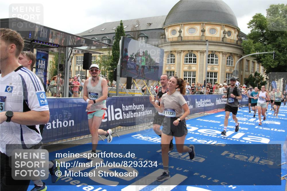 29.06.2025 - hella hamburg halbmarathon Michael Strokosch http://msf.ph/oto/8293234 29.06.2025 10:56:27 Ziel 3048, 4029, 5672, 7742, 8863, 9622, 10665, 11231, 11309, 15300, 15818, 16375, 17734, 18117, 18495, 18652, 18741 meine-sportfotos.de