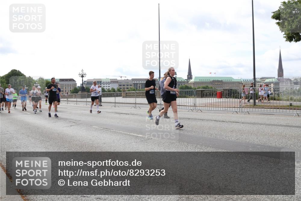 29.06.2025 - hella hamburg halbmarathon Lena Gebhardt http://msf.ph/oto/8293253 29.06.2025 10:21:23 Lombardsbrücke 17969, 1449, 1028, 1072, 1266, 1401, 1658, 2271, 2383, 2635, 2815, 2956, 2986, 3122, 3161, 3453, 3770, 3813, 3817, 3825, 3826, 4082, 4350, 4697, 4786, 5041, 5061, 5122, 5373, 5395, 5412, 5493, 5759, 5767, 5957, 6086, 6103, 6275, 6308, 6844, 7228, 7375, 7522, 7553, 7608, 7612, 7781, 8095, 8286, 8724, 8726, 8844, 8896, 9005, 9011, 9100, 9108, 9236, 9369, 9483, 9499, 9501, 9532, 9624, 10374, 10585, 10602, 10874, 11698, 12175, 12694, 13057, 13508 meine-sportfotos.de