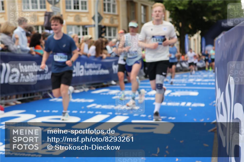 29.06.2025 - hella hamburg halbmarathon Strokosch-Dieckow http://msf.ph/oto/8293261 29.06.2025 10:50:46 Ziel 1466, 2234, 2788, 3654, 3947, 4839, 5018, 5115, 6712, 7052, 7134, 7952, 8205, 8657, 10750, 11356, 13701, 15395, 15426, 15643, 15720, 17129, 17908, 18182, 18229, 18370, 18820 meine-sportfotos.de