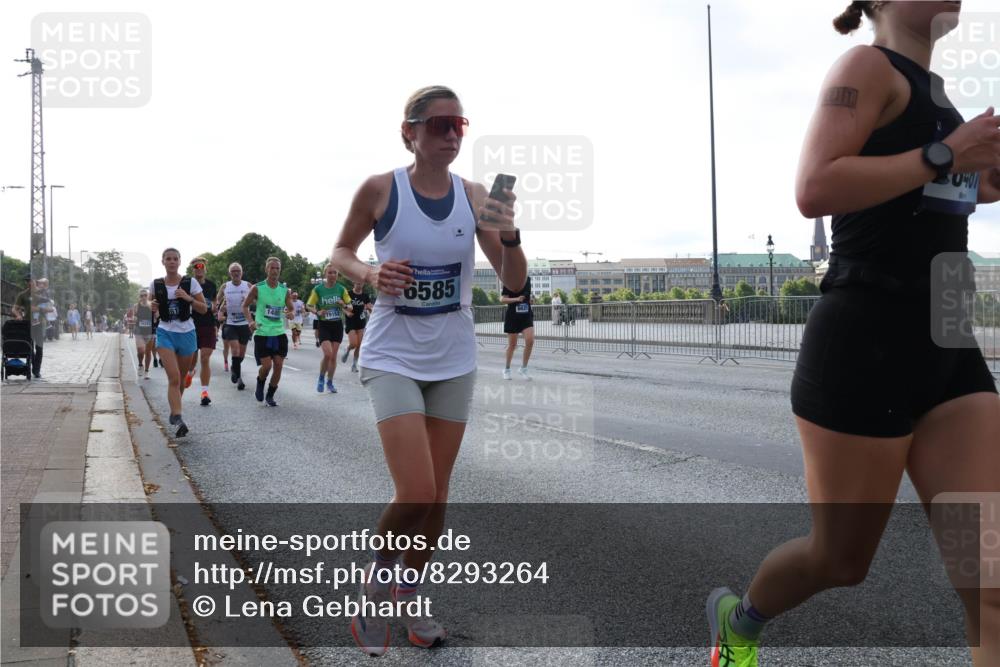 29.06.2025 - hella hamburg halbmarathon Lena Gebhardt http://msf.ph/oto/8293264 29.06.2025 09:58:57 Lombardsbrücke 61, 148, 19152, 6585, 1285, 1410, 1485, 1506, 1715, 1719, 1727, 1946, 1951, 1972, 2029, 2518, 2741, 2840, 2883, 2907, 2911, 3037, 3097, 3334, 3715, 3819, 3952, 4120, 4152, 4167, 4839, 5077, 5084, 5259, 5378, 5391, 5420, 5894, 6294, 6390, 6399, 6592, 6629, 6657, 6759, 6877, 7033, 7082, 7232, 7369, 7716, 7732, 7864, 8068, 8322, 8393, 8639, 8721, 8772, 8798, 9655, 9727, 9770, 9884, 10266, 10488 meine-sportfotos.de