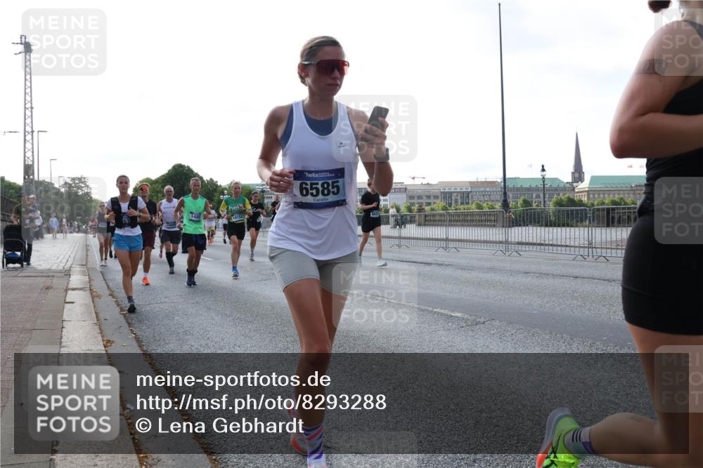 29.06.2025 - hella hamburg halbmarathon Lena Gebhardt http://msf.ph/oto/8293288 29.06.2025 09:58:57 Lombardsbrücke 148, 19152, 6585, 1285, 1410, 1485, 1506, 1715, 1719, 1727, 1946, 1951, 1972, 2029, 2518, 2741, 2840, 2883, 2907, 2911, 3037, 3097, 3334, 3715, 3819, 3952, 4120, 4152, 4167, 4839, 5077, 5084, 5259, 5378, 5391, 5420, 5894, 6294, 6390, 6399, 6592, 6629, 6657, 6759, 6877, 7033, 7082, 7232, 7369, 7716, 7732, 7864, 8068, 8322, 8393, 8639, 8721, 8772, 8798, 9655, 9727, 9770, 9884, 10266, 10488 meine-sportfotos.de