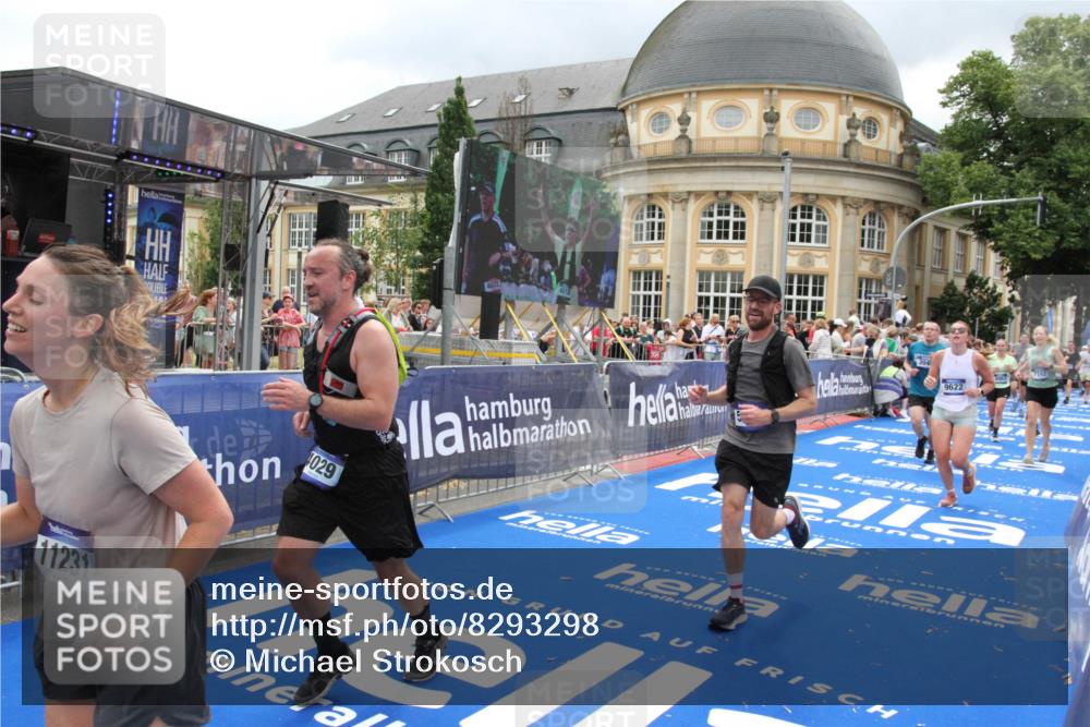29.06.2025 - hella hamburg halbmarathon Michael Strokosch http://msf.ph/oto/8293298 29.06.2025 10:56:28 Ziel 3048, 4029, 5672, 6399, 7742, 8863, 9622, 10665, 11231, 11309, 15300, 15818, 16257, 16375, 17734, 18117, 18495, 18652 meine-sportfotos.de