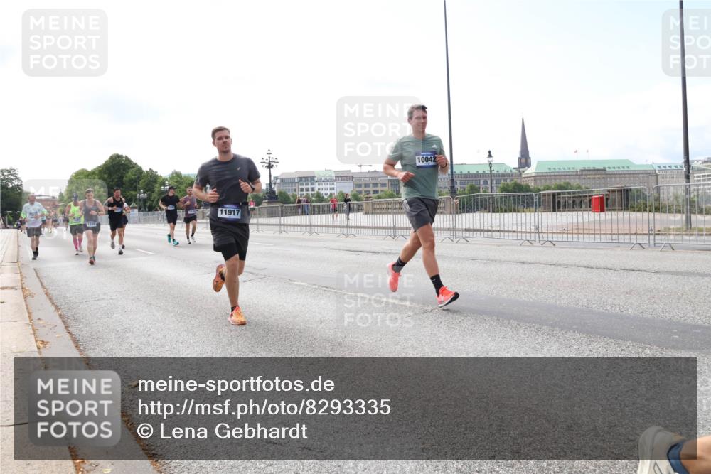 29.06.2025 - hella hamburg halbmarathon Lena Gebhardt http://msf.ph/oto/8293335 29.06.2025 10:11:54 Lombardsbrücke 1062, 1328, 1531, 1790, 1866, 1992, 3363, 4227, 5379, 5605, 7571, 8115, 8807, 8810, 9191, 9428, 9705, 10042, 10409, 10428, 11321, 11507, 11525, 11537, 11581, 11917, 12473, 13171, 13177, 13203, 13542, 13939, 13958, 14008, 14060, 14196, 14384, 15137, 15797, 15945, 16976, 17080, 17638, 17774, 17866, 18261, 18278, 18395, 18429, 18655 meine-sportfotos.de